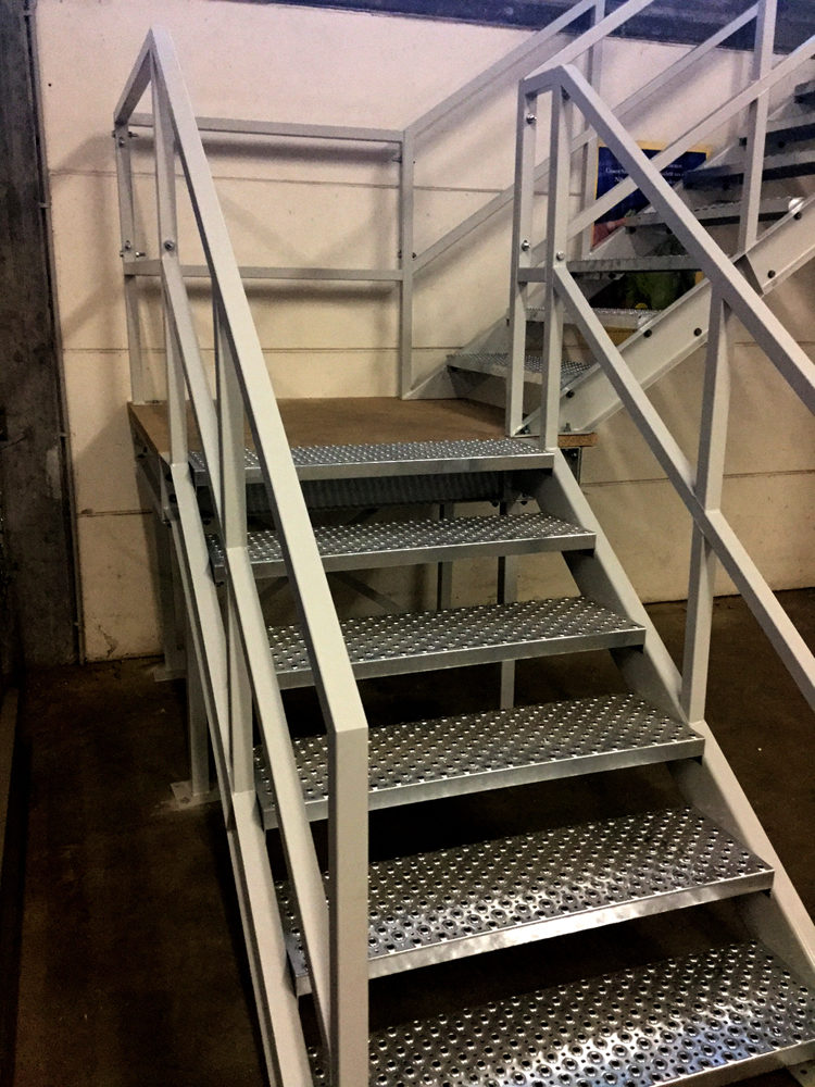 Lagerbuehne-Treppe-weiss-metall-4a