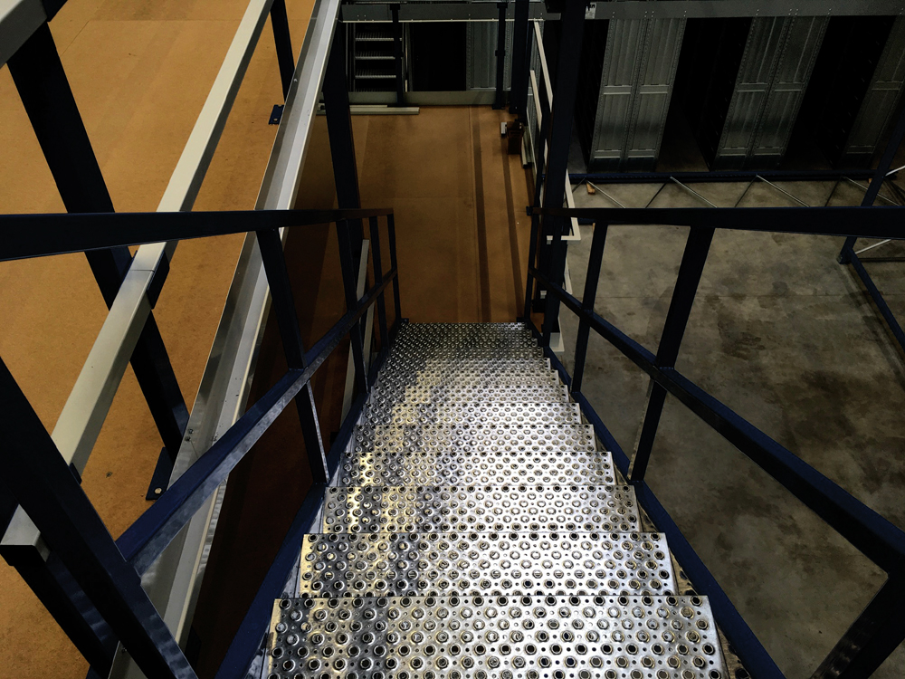 Lagerbühne mit Treppe blau-metall Project Noordrek GmbH